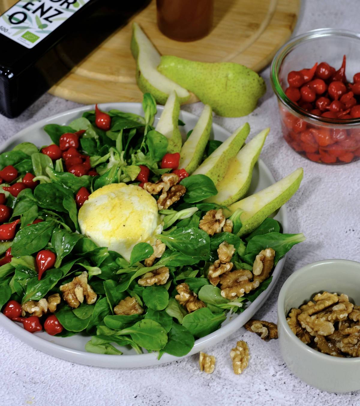 Feldsalat mit gebackenem Ziegenkäse und Birne | Feinkost &amp; Spezialitäten